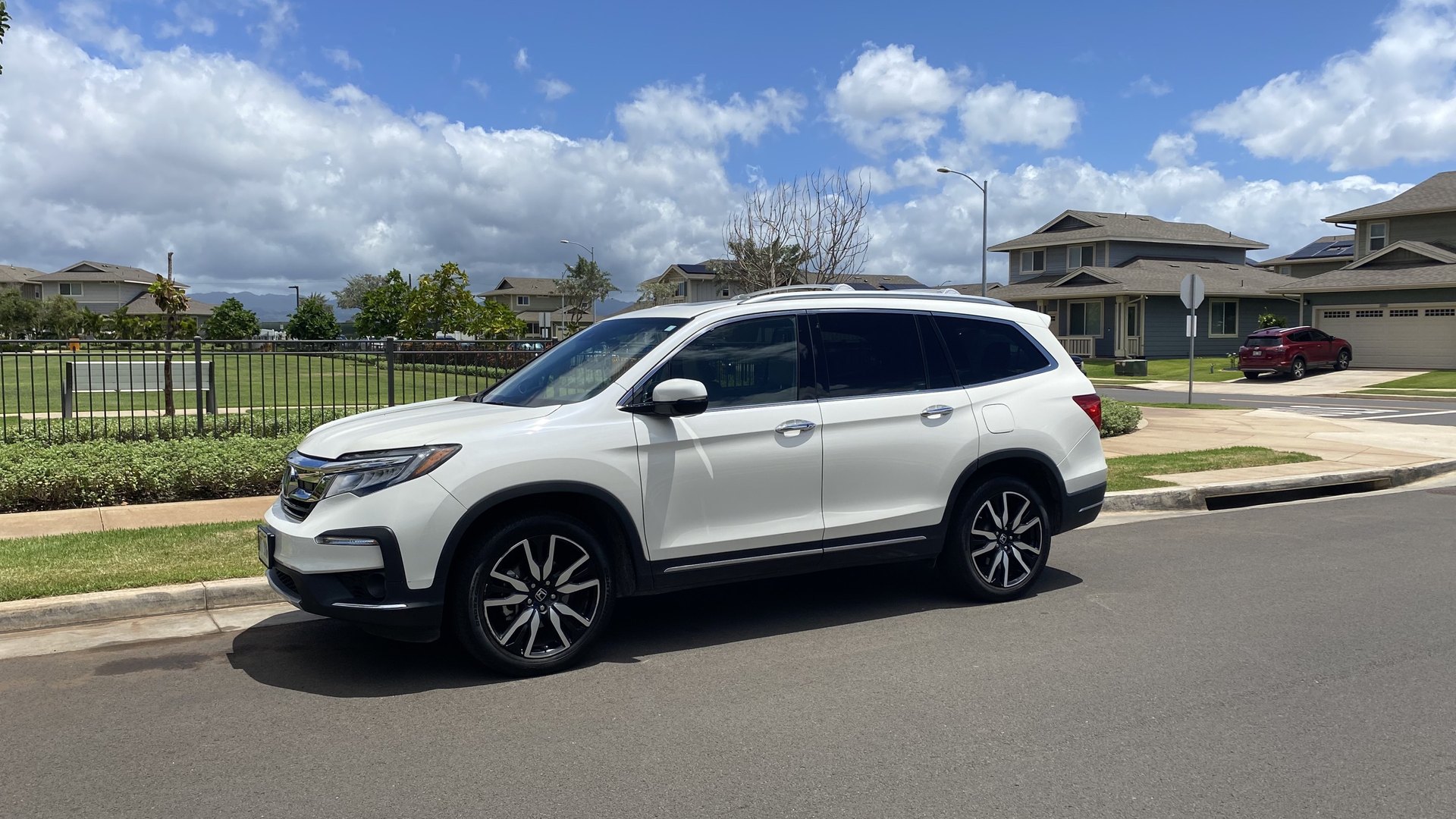 2019 Honda Pilot Touring AWD, front three-quarter view